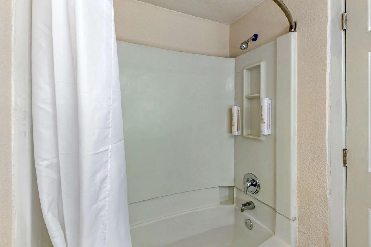 Suburban Extended Stay Hotel Роли Экстерьер фото