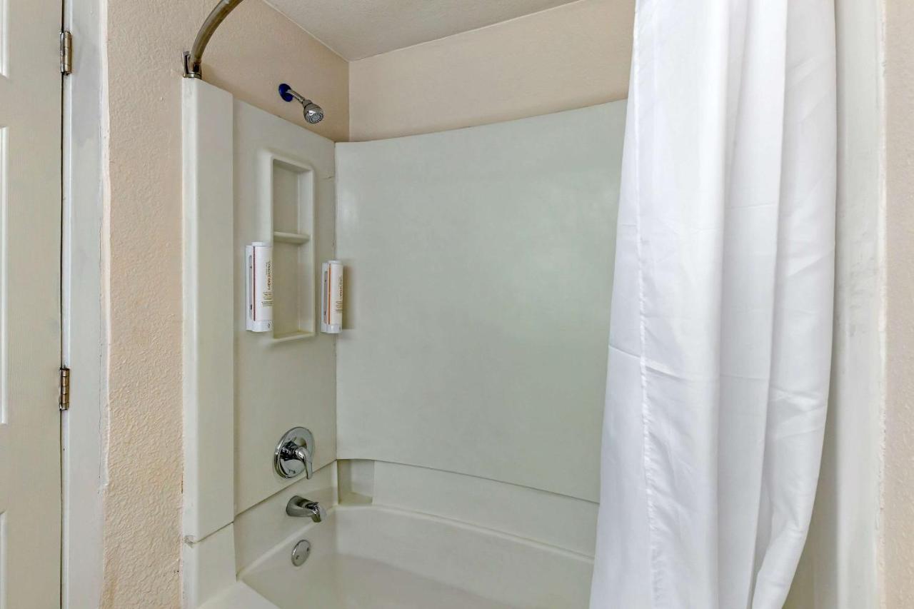 Suburban Extended Stay Hotel Роли Экстерьер фото